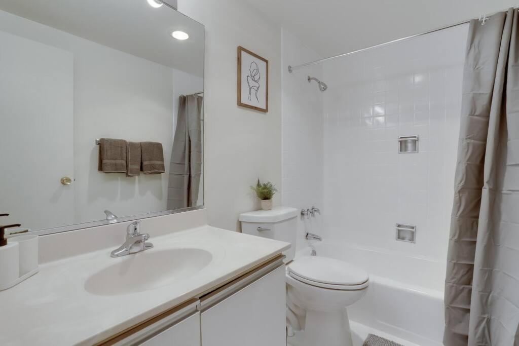 Elegant Apartment W Views At Crystal City Arlington Exterior foto