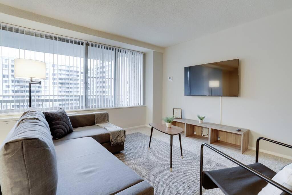 Elegant Apartment W Views At Crystal City Arlington Exterior foto